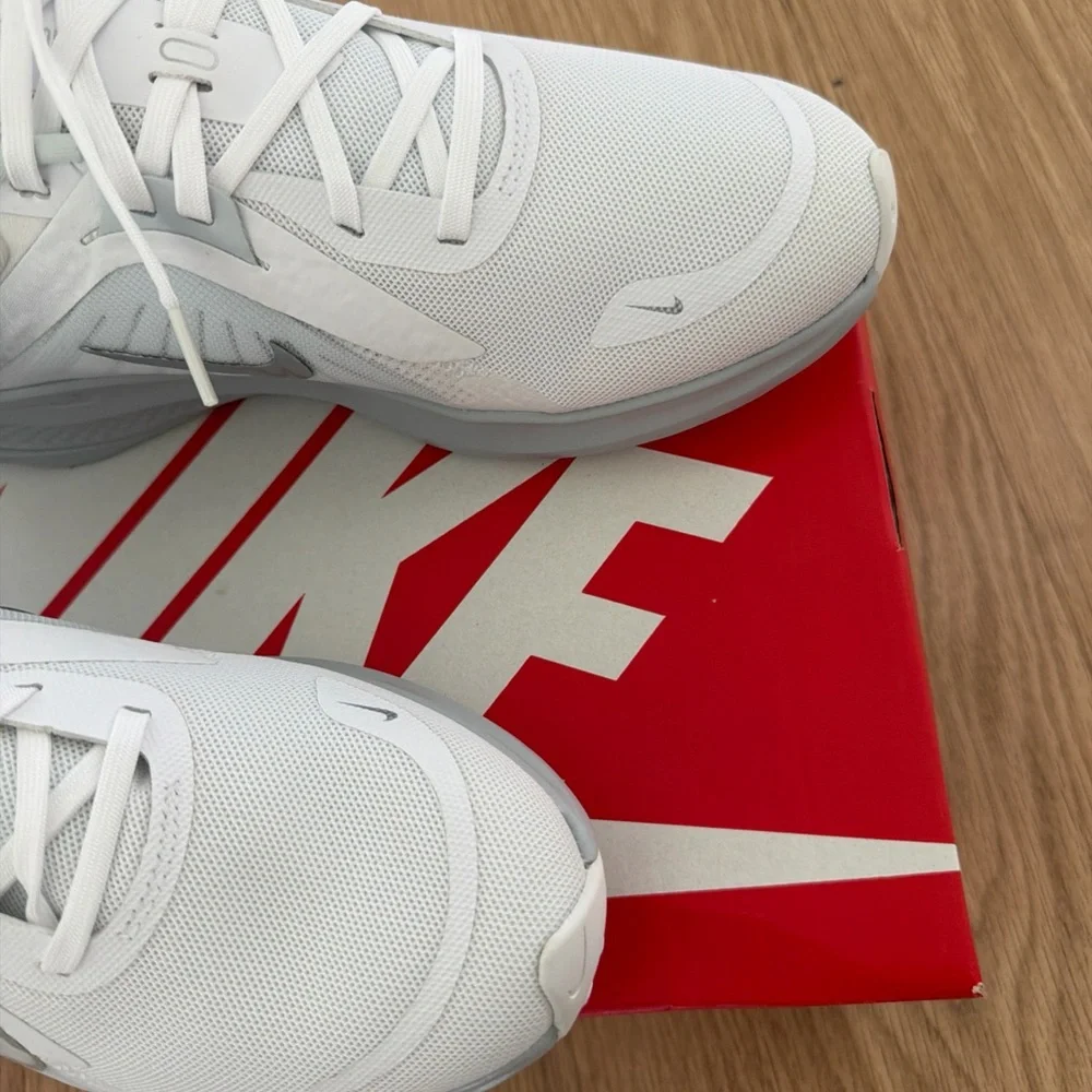 Nike White Metallic silver WMNS NIKE QUEST 5 size 9.5!Athletic Sneakers 👟 new